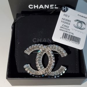 Chanel Pin branch new.